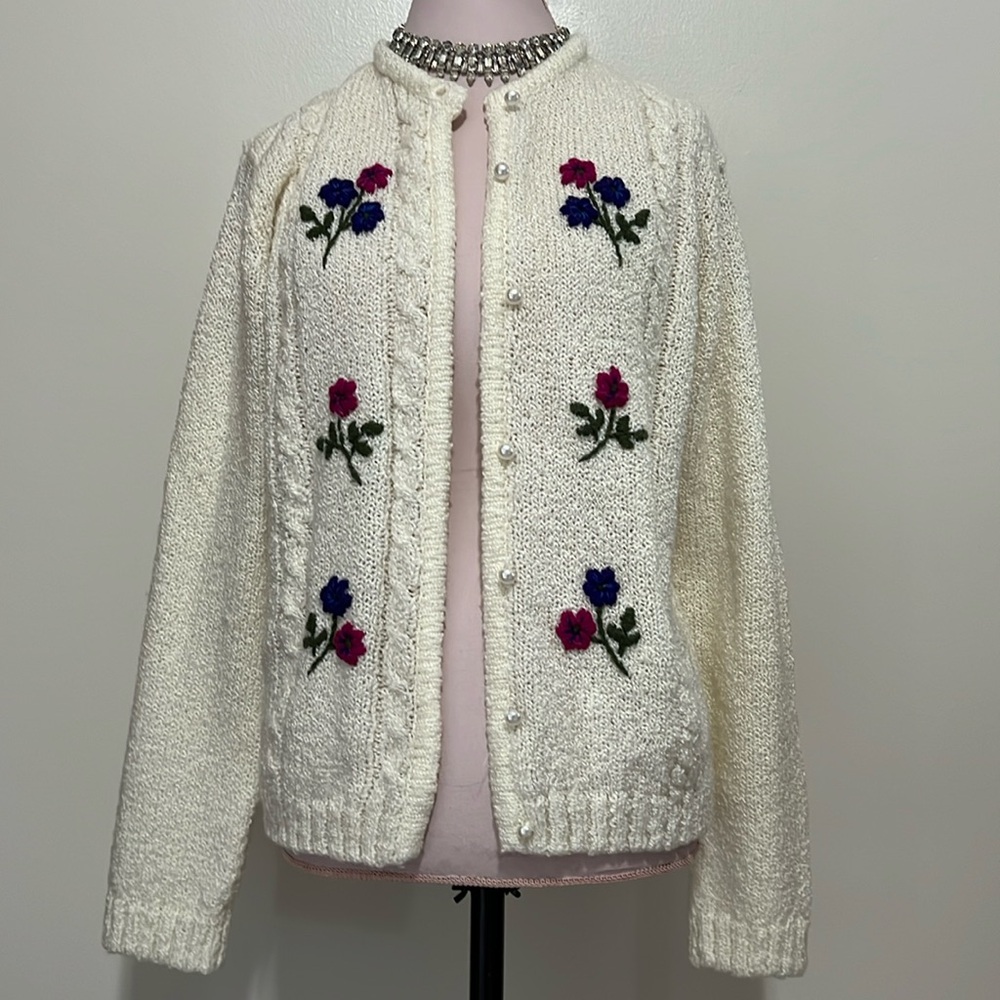 Vintage Baxter &  Wells cardigan in cream with floral details in size lg